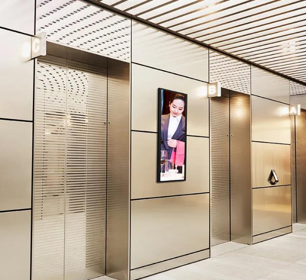 条形屏高端酒店电梯广告应用：提供建设性导引